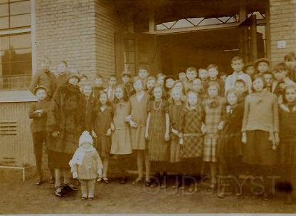 Patijnpark- Dichtersbuurt0004, School voor L.O. Ned. Herv. Kerk. Egelinglaan 2. Zeist. 1949.jpg - School voor Lager Onderwijs, Ned. Herv. Gemeente (Engelingenschool) staat aan de Egelinglaan 2. En opende haar deuren in 1923, de hoofd van de school is C. van der Endt.In het zelfde jaar worden er door de ouders 3 bestuursleden gekozen, dit zijn de heren F.W. Knijff, chef van Rijkswaterstaat. De heer Ds. Lans, predikant. En de heer H. van den Bovenkamp, arbeider. Een jaar later wordt er aan de gemeenteraad B. en W. een verzoek ingediend om gelden beschikbaar te stellen voor aankoop van nieuwe schoolmeubelen. In 1925 wordt er weer een verzoek ingediend om het gebouw uit te breiden naar 2 klaslokalen, wegens toenemende leerlingen. B. en W. gaat akkoord met één klaslokaal en de kosten bedragen maar liefst ƒ 10.500 gulden. 1 April 1925 telt de school 194 leerlingen. Wie herkent zich zelf of herkent iemand op de foto en weet uit welk jaar deze klassenfoto is dan kunt u ons mailen. Opname omstreeks 1935.